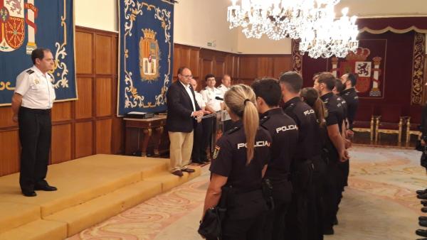 Los 19 nuevos agentes del Cuerpo Nacional de Policía de Teruel en el acto de bienvenida este miércoles. Los 19 nuevos agentes del Cuerpo Nacional de Policía de Teruel en el acto de bienvenida este miércoles.