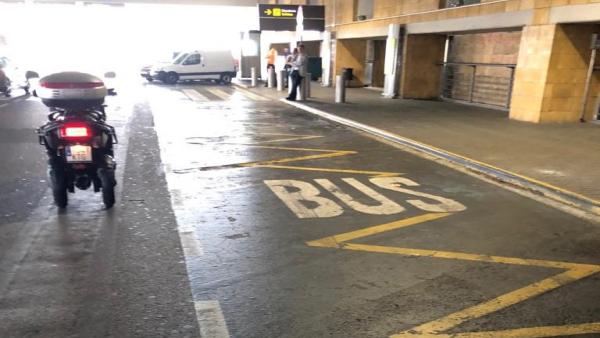 Antigua parada de Tussam en el aeropuerto destinada ahora a los autobuses turísticos Antigua parada de Tussam en el aeropuerto destinada ahora a los autobuses turísticos