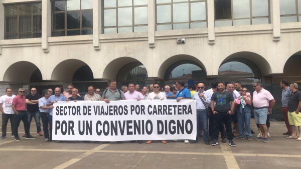 Sindicatos de transporte de viajeros por carretera se concentran en la plaza de las Estaciones de Santander Sindicatos de transporte de viajeros por carretera se concentran en la plaza de las Estaciones de Santander