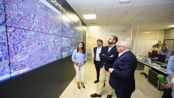 El alcalde de Almería visita la sala de control de tráfico de la ciudad El alcalde de Almería visita la sala de control de tráfico de la ciudad