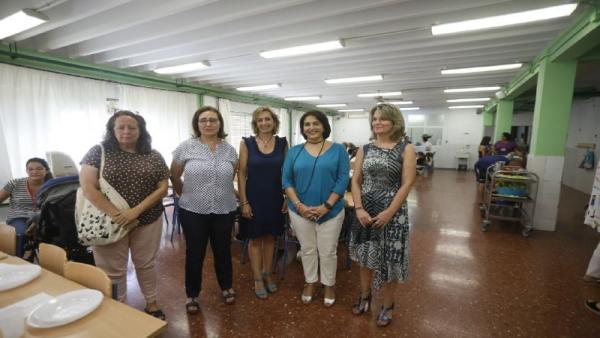 Timoteo (segunda por la dcha.), en su visita al CEIP Antonio Gala Timoteo (segunda por la dcha.), en su visita al CEIP Antonio Gala