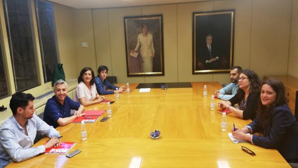 Las delegaciones negociadoras de PSOE (a la izquierda) y Podemos (a la derecha) de La Rioja, al inicio de su encuentro en el Parlamento regional. Las delegaciones negociadoras de PSOE (a la izquierda) y Podemos (a la derecha) de La Rioja, al inicio de su encuentro en el Parlamento regional.