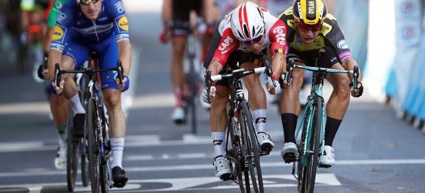 El ‘cohete’ Caleb Ewan arrebata la victoria a Groenewegen