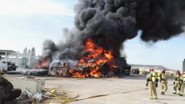 Incendio en un desguace en la carretera de Renedo de Valladolid. Incendio en un desguace en la carretera de Renedo de Valladolid.
