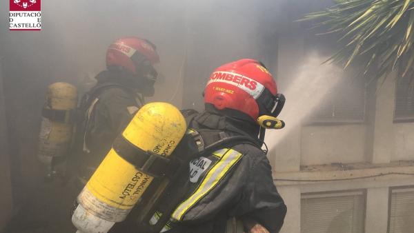 Desallotjades cent persones d'un hotel de Peníscola per un incendi que no ha causat ferits Desallotjades cent persones d'un hotel de Peníscola per un incendi que no ha causat ferits