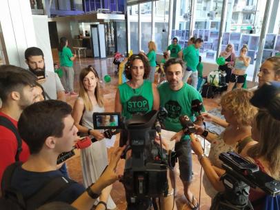 La PAH ocupa el vestíbulo del Ajuntament de Barcelona.