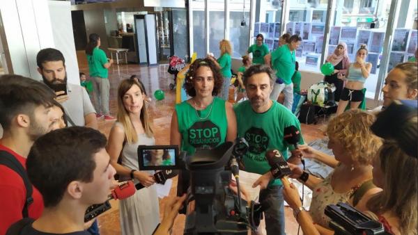 La PAH ocupa el vestíbulo del Ajuntament de Barcelona. La PAH ocupa el vestíbulo del Ajuntament de Barcelona.
