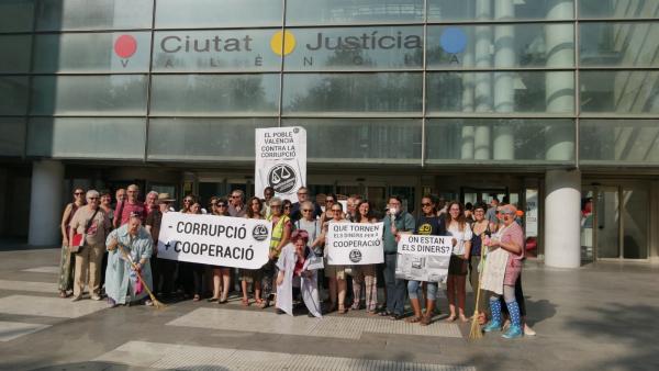 Performance ante el próximo fin del segundo juicio al exconseller Blasco Performance ante el próximo fin del segundo juicio al exconseller Blasco