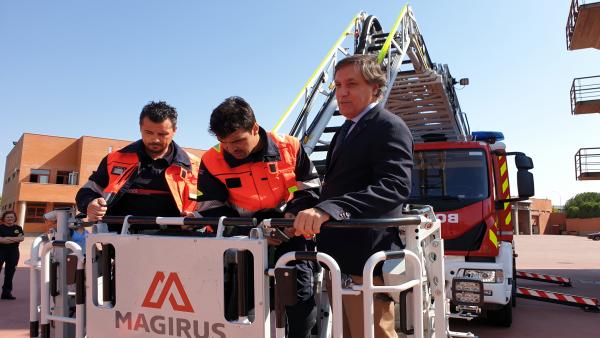 El alcalde (D) con los bomberos. El alcalde (D) con los bomberos.