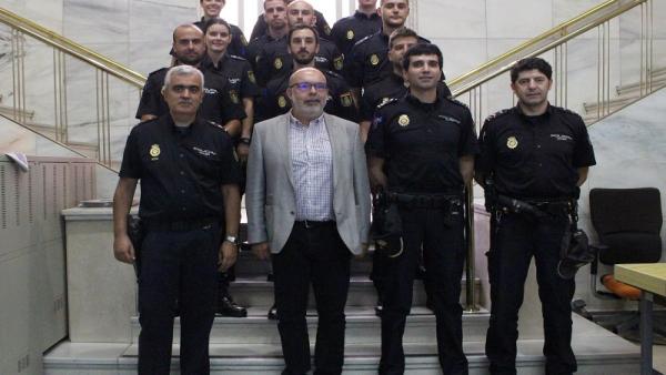El subdelegado con los alumnos y otros agentes de la Comisaría de Soria. El subdelegado con los alumnos y otros agentes de la Comisaría de Soria.