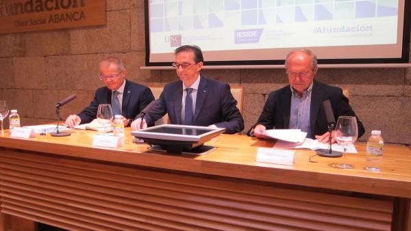 El director gerente de Afundación y secretario general de Ieside, Pedro Otero (centro); el director adjunto de Planificación Estratéxica y PMO de Abanca, Pedro Veiga (izquierda); y el director del Idega de la USC, Alberto Meixide (derecha) El director gerente de Afundación y secretario general de Ieside, Pedro Otero (centro); el director adjunto de Planificación Estratéxica y PMO de Abanca, Pedro Veiga (izquierda); y el director del Idega de la USC, Alberto Meixide (derecha)
