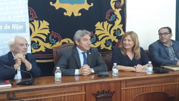 El delegado de Gobierno en Andalucía, Lucrecio Fernández, junto a la alcaldesa de Níjar, Esperanza Pérez El delegado de Gobierno en Andalucía, Lucrecio Fernández, junto a la alcaldesa de Níjar, Esperanza Pérez