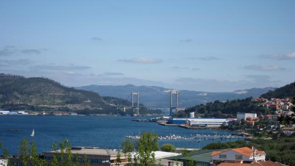 Vista de la Ría de Vigo con el Puente de Rande al fondo Vista de la Ría de Vigo con el Puente de Rande al fondo