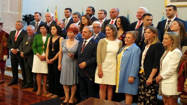 El socialista José Tomé, elegido nuevo presidente de la Diputación de Lugo, posa junto a los diputados provinciales El socialista José Tomé, elegido nuevo presidente de la Diputación de Lugo, posa junto a los diputados provinciales