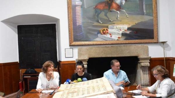 La consejera de Cultura, Nuria Flores, recibe la biblioteca de Yuste en el Monasterio La consejera de Cultura, Nuria Flores, recibe la biblioteca de Yuste en el Monasterio