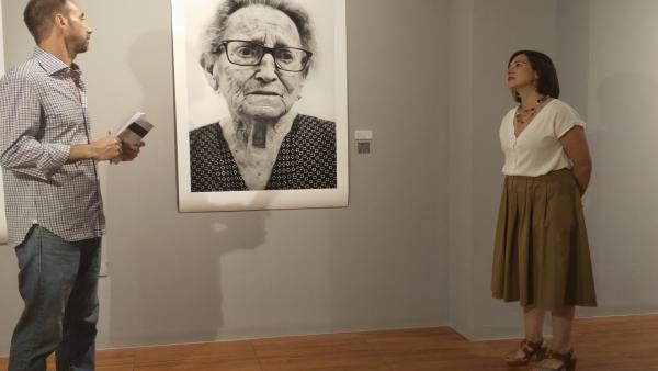 El artista, Luis Areñas, y la consejera de Cultura y Proyección Exterior del Ayuntamiento, Sara Fernández, durante la visita a la exposición 'Los Últimos. Retratos y testimonios de la Guerra Civil' este jueves en el Centro de Historias. El artista, Luis Areñas, y la consejera de Cultura y Proyección Exterior del Ayuntamiento, Sara Fernández, durante la visita a la exposición 'Los Últimos. Retratos y testimonios de la Guerra Civil' este jueves en el Centro de Historias.