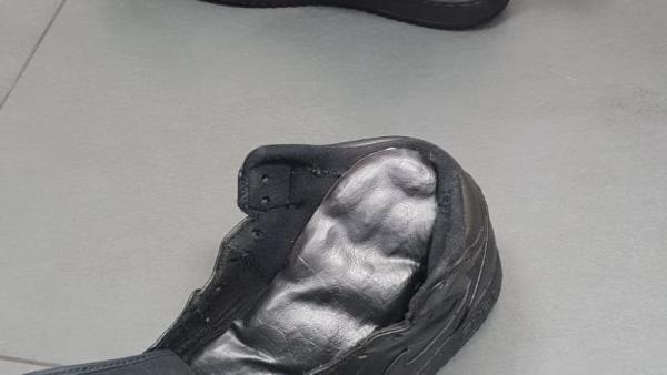 Zapatillas con droga intervenidas en el puerto de Algeciras Zapatillas con droga intervenidas en el puerto de Algeciras