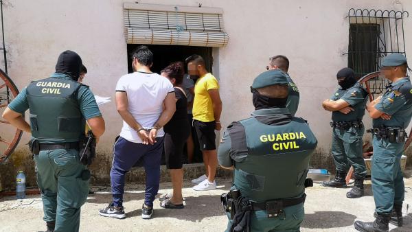 La Guardia Civil detiene a dos hermanos por el secuestro y la agresión a un vecino de Blanca La Guardia Civil detiene a dos hermanos por el secuestro y la agresión a un vecino de Blanca