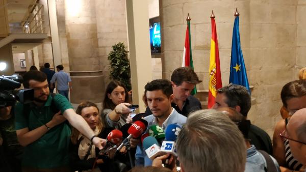 Raúl Díaz comparece ante los medios de comunicación tras el segundo intento fallido de investidura de Concha Andreu como presidenta de La Rioja. Raúl Díaz comparece ante los medios de comunicación tras el segundo intento fallido de investidura de Concha Andreu como presidenta de La Rioja.