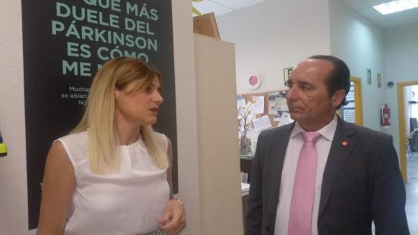 El portavoz de Ciudadanos, Andrés Sámper, junto con la gerente del centro. El portavoz de Ciudadanos, Andrés Sámper, junto con la gerente del centro.