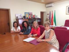 La subdelegada del Gobierno en Huelva, Manuela Parralo, se reúne con la alcaldesa de Gibraleón, Lourdes Martín.