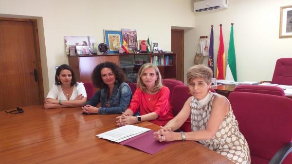 La subdelegada del Gobierno en Huelva, Manuela Parralo, se reúne con la alcaldesa de Gibraleón, Lourdes Martín. La subdelegada del Gobierno en Huelva, Manuela Parralo, se reúne con la alcaldesa de Gibraleón, Lourdes Martín.