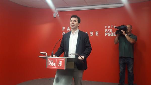 Gonzalo Caballero, secretario xeral del PSdeG, en rueda de prensa en la sede del Partido Socialista en Santiago. Gonzalo Caballero, secretario xeral del PSdeG, en rueda de prensa en la sede del Partido Socialista en Santiago.
