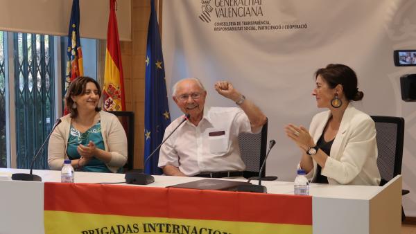 La consellera de Participación, Transparencia, Cooperación y Calidad Democrática, Rosa Pérez Garijo, y la secretaria autonómica, Belén Cardona, junto al brigadista republicano y excombatiente de la Guerra Civil, Josep Almudéver, en el homenaje. La consellera de Participación, Transparencia, Cooperación y Calidad Democrática, Rosa Pérez Garijo, y la secretaria autonómica, Belén Cardona, junto al brigadista republicano y excombatiente de la Guerra Civil, Josep Almudéver, en el homenaje.