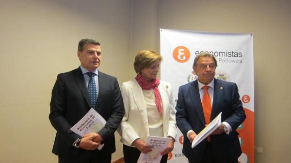 El presidente del Consello Galego de Economistas, su homólogo en el Colegio de Economistas de Pontevedra y la directora del estudio El presidente del Consello Galego de Economistas, su homólogo en el Colegio de Economistas de Pontevedra y la directora del estudio