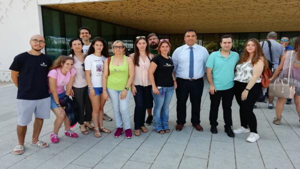 Integrantes de El Arca de Noé ante la Ciudad de la Justicia. Integrantes de El Arca de Noé ante la Ciudad de la Justicia.