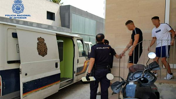 La Policía Nacional Detiene A 5 Turistas De Origen Alemán Por Un Delito De Robo Con Violencia Y Otro De Lesiones La Policía Nacional Detiene A 5 Turistas De Origen Alemán Por Un Delito De Robo Con Violencia Y Otro De Lesiones