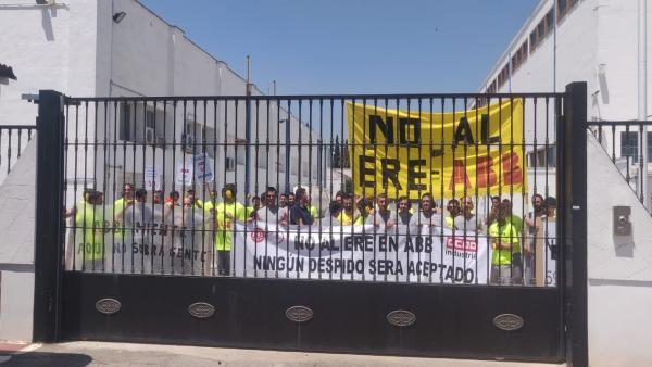 Trabajadores de ABB encerrados en la fábrica de Córdoba. Trabajadores de ABB encerrados en la fábrica de Córdoba.