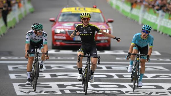 Simon Yates celebra su victoria en la duodécima etapa del Tour ante Pello Bilbao (dcha) y Gregor Mühlberger (izda) Simon Yates celebra su victoria en la duodécima etapa del Tour ante Pello Bilbao (dcha) y Gregor Mühlberger (izda)
