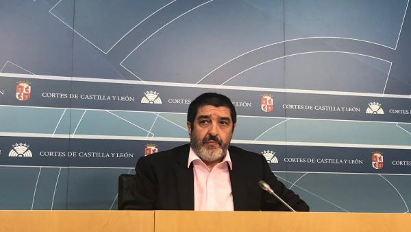 Manuel Mitadiel durante una rueda de prensa en las Cortes. Manuel Mitadiel durante una rueda de prensa en las Cortes.
