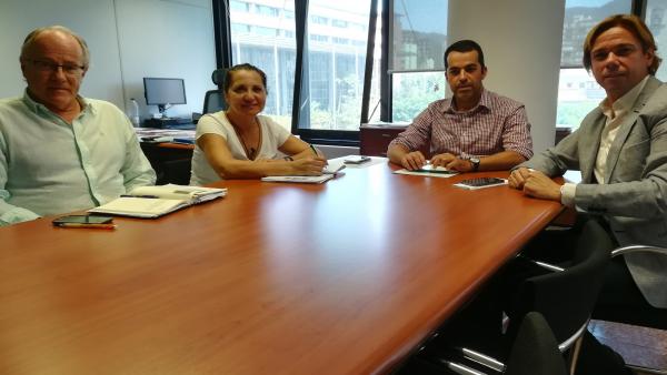 Florentino Guzmán (c), concejal de Movilidad del Ayuntamiento de Santa Cruz, en una reunión con Acacefv Florentino Guzmán (c), concejal de Movilidad del Ayuntamiento de Santa Cruz, en una reunión con Acacefv