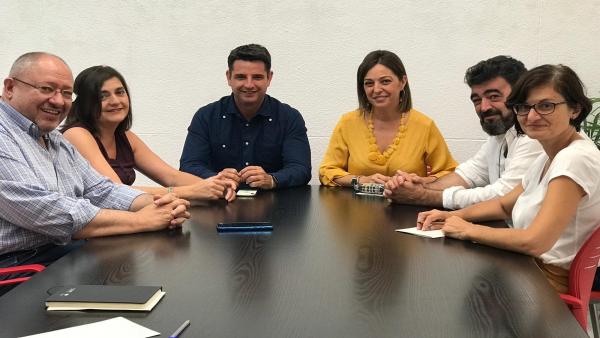 Los ediles de PSOE e IU y los sindicalistas durante la reunión. Los ediles de PSOE e IU y los sindicalistas durante la reunión.