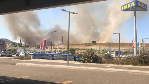 Incendio en las cercanías de un centro comercial en Arroyo (Valladolid). Incendio en las cercanías de un centro comercial en Arroyo (Valladolid).