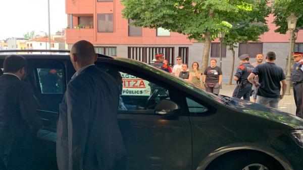 El vicepresidente del Govern, Pere Aragonès, sube al coche ante una concentración en Lleida. El vicepresidente del Govern, Pere Aragonès, sube al coche ante una concentración en Lleida.