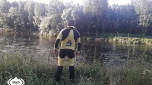 Bomberos del SEPA buscan a un hombre desaparecido cuando nadaba en el río Nalón Bomberos del SEPA buscan a un hombre desaparecido cuando nadaba en el río Nalón