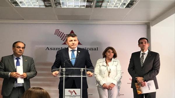 El líder de Vox, Pascual Salvador, en la rueda de prensa en la Asamblea tras el discurso de López Miras El líder de Vox, Pascual Salvador, en la rueda de prensa en la Asamblea tras el discurso de López Miras