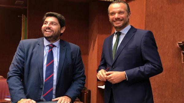Segado con López Miras, durante el debate de investidura Segado con López Miras, durante el debate de investidura