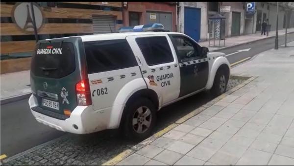 Llegada del furgón de la Guardia Civil con los detenidos por la agresión en Piedras Blancas a los juzgados de Avilés. Llegada del furgón de la Guardia Civil con los detenidos por la agresión en Piedras Blancas a los juzgados de Avilés.
