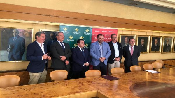 En el centro el presidente del Consejo Rector de Caja Rural de Asturias, Fernando Martínez, y el presidente de la Cámara de Comercio de Oviedo, Carlos Paniceres, además de otros miembros de la Cámara de Comercio de Oviedo y Caja Rural. En el centro el presidente del Consejo Rector de Caja Rural de Asturias, Fernando Martínez, y el presidente de la Cámara de Comercio de Oviedo, Carlos Paniceres, además de otros miembros de la Cámara de Comercio de Oviedo y Caja Rural.
