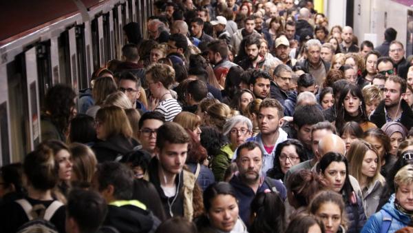 Andén de la parada de metro de Sagrada Família de Barcelona (L2) repleto de viajeros durante una jornada de huelga de la plantilla. Andén de la parada de metro de Sagrada Família de Barcelona (L2) repleto de viajeros durante una jornada de huelga de la plantilla.