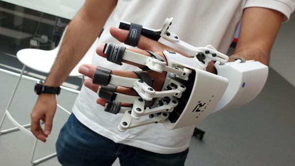 Prototipo de exoesqueleto biónico de los jóvenes investigadores de la USAL Ramiro Sánchez y Rubén Martín. Prototipo de exoesqueleto biónico de los jóvenes investigadores de la USAL Ramiro Sánchez y Rubén Martín.