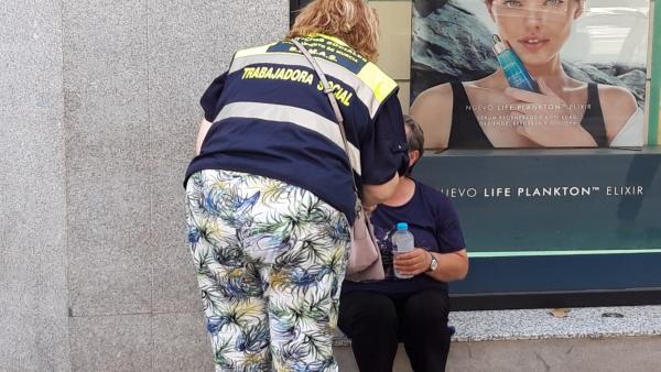 Una miembro del SEMAS atiende a una mujer en Murcia Una miembro del SEMAS atiende a una mujer en Murcia