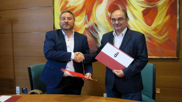 El secretario general del PSOE Aragón, Javier Lambán, y el presidente de CHA, José Luis Soro, tras firmar el acuerdo de investidura entre ambas formaciones. El secretario general del PSOE Aragón, Javier Lambán, y el presidente de CHA, José Luis Soro, tras firmar el acuerdo de investidura entre ambas formaciones.