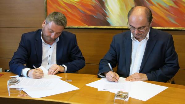 El secretario general del PSOE-Aragón, Javier Lambán, y el presidente de CHA, José Luis Soro, firman el acuerdo de investidura que contempla 50 medidas. El secretario general del PSOE-Aragón, Javier Lambán, y el presidente de CHA, José Luis Soro, firman el acuerdo de investidura que contempla 50 medidas.