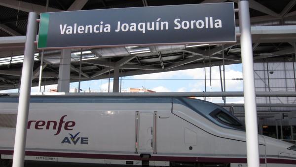 Un AVE en la estación Joaquín Sorolla. Un AVE en la estación Joaquín Sorolla.