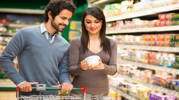 Pareja comprado comida en el supermercado (Archivo) Pareja comprado comida en el supermercado (Archivo)